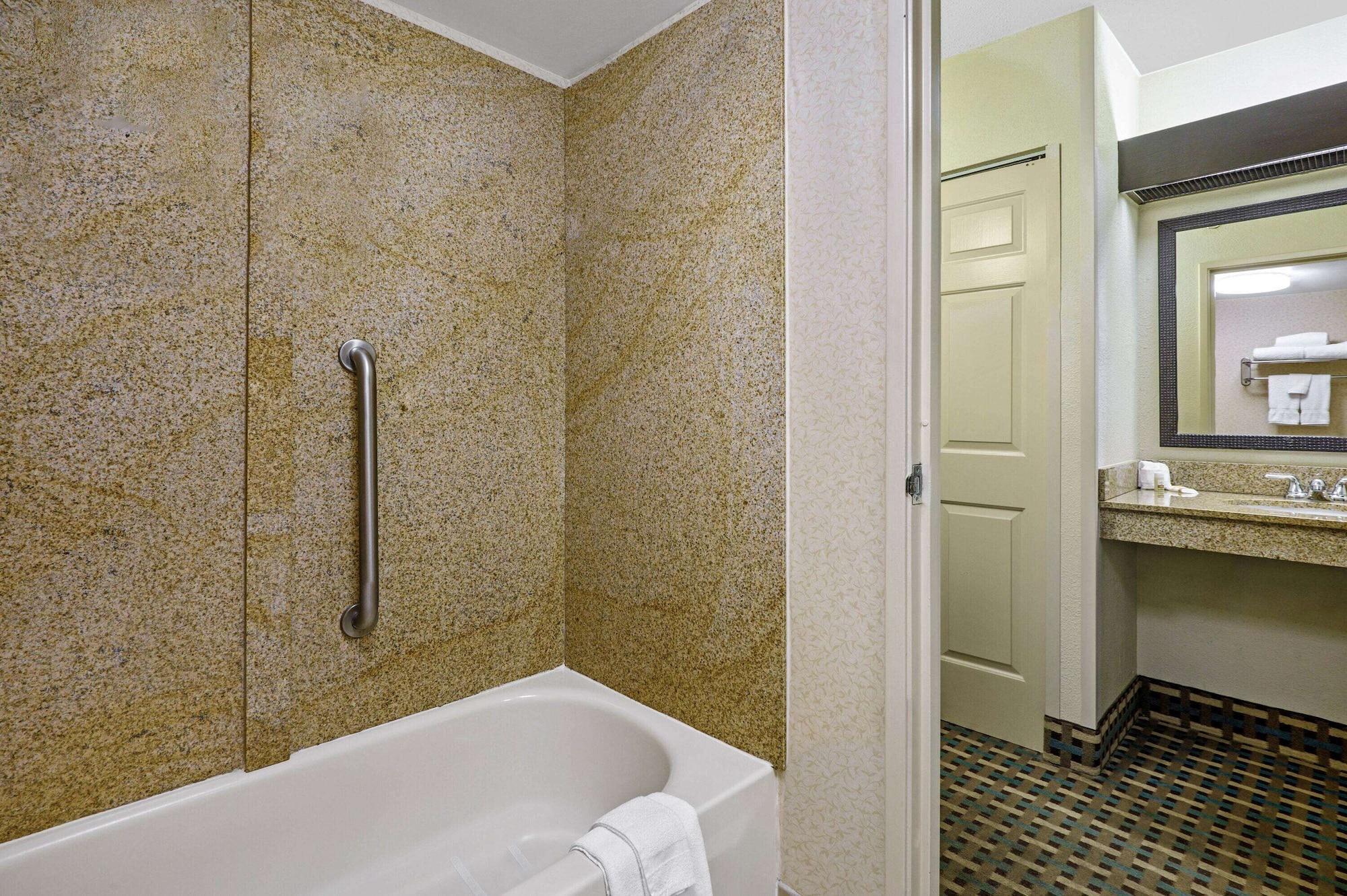 La Quinta Inn By Wyndham Columbia Se Fort Jackson Exteriér fotografie