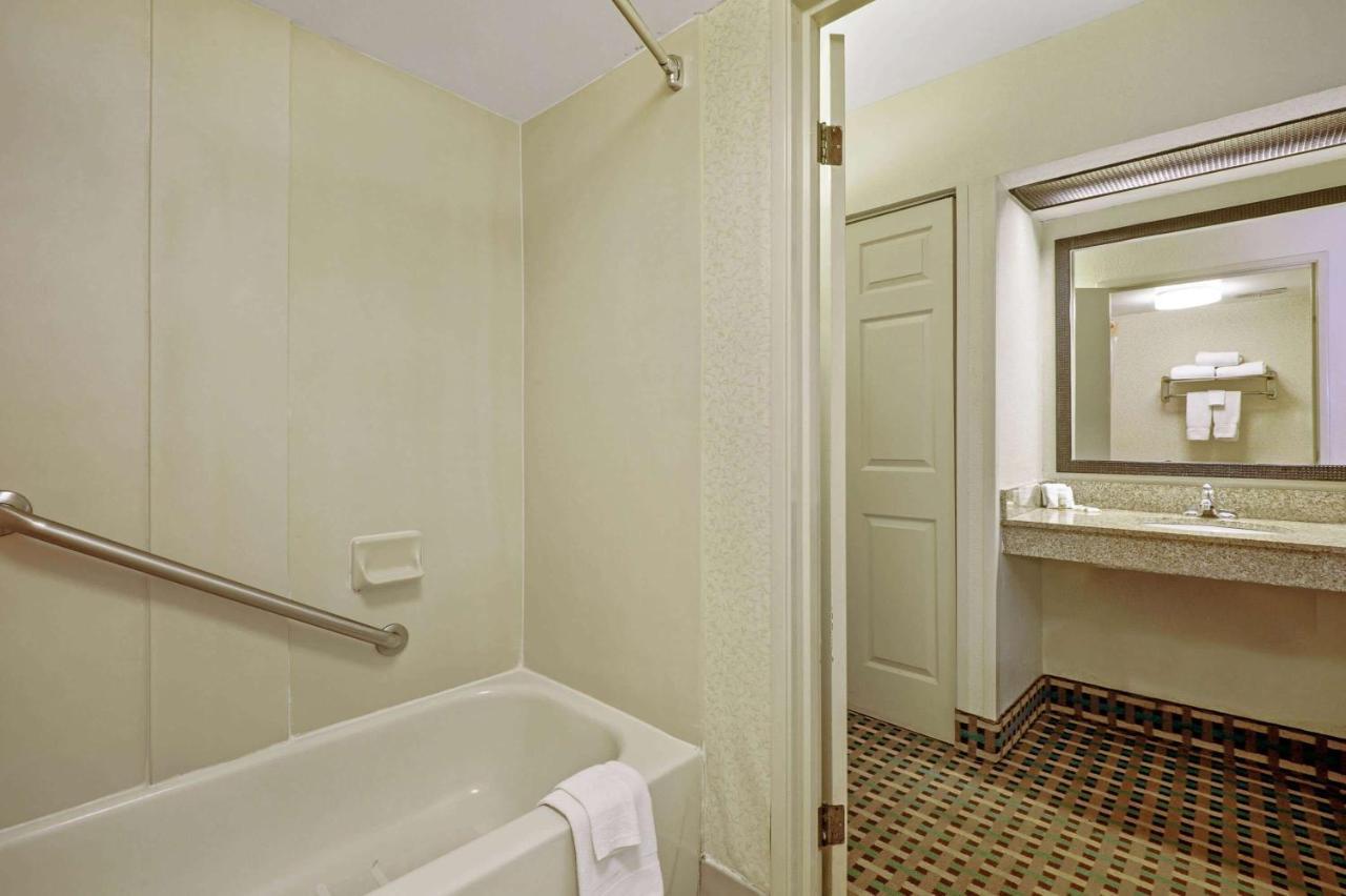 La Quinta Inn By Wyndham Columbia Se Fort Jackson Exteriér fotografie